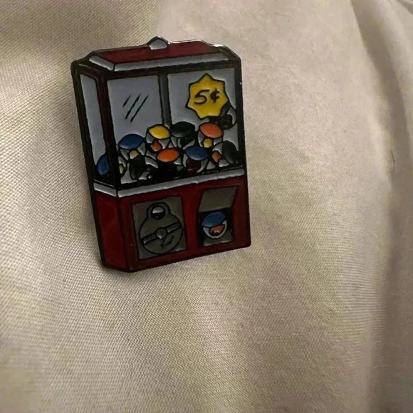 Vintage Arcade Claw Machine Brooch - Picture 3 of 4
